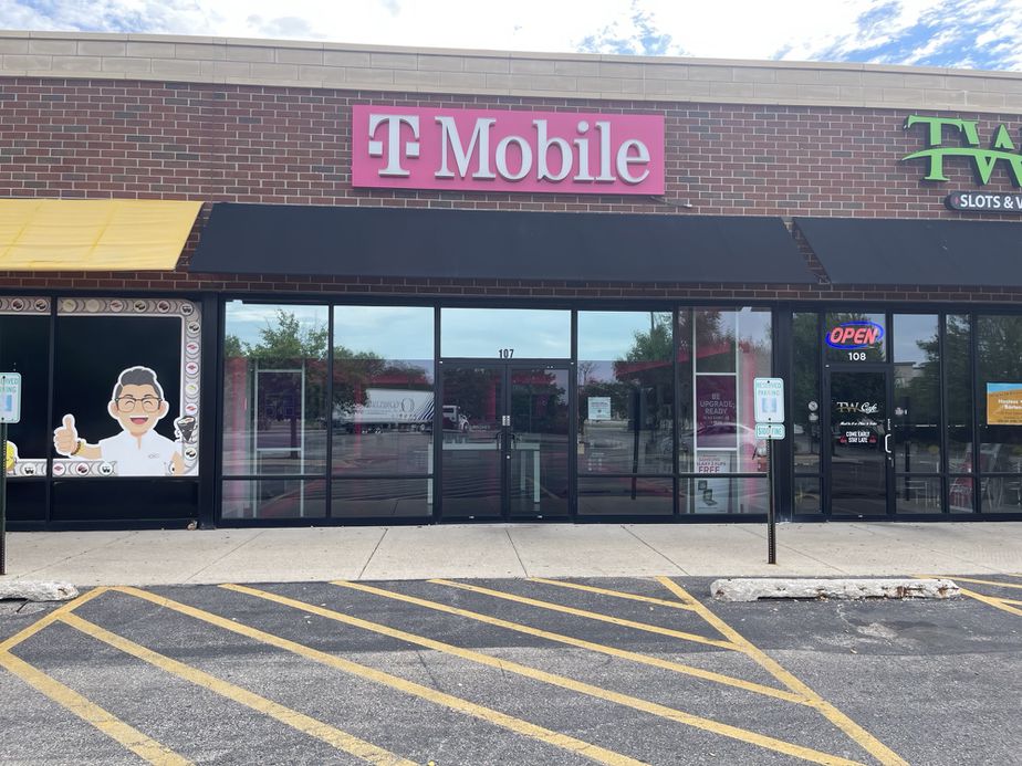 Exterior photo of T-Mobile Store at Outside of Fox Valley Mall, Aurora, IL