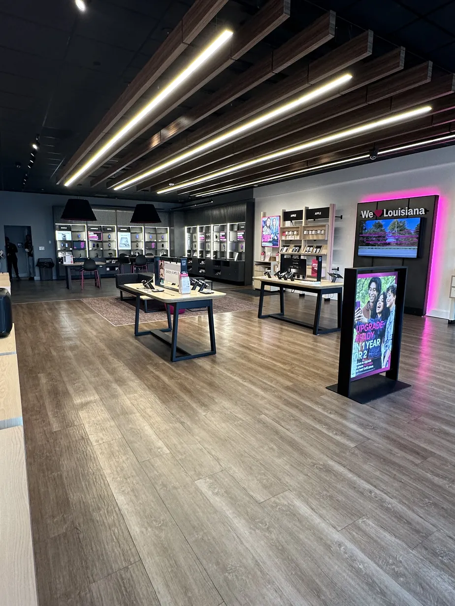  Interior photo of T-Mobile Store at W Esplanade Ave & Loyola Dr, Kenner, LA 