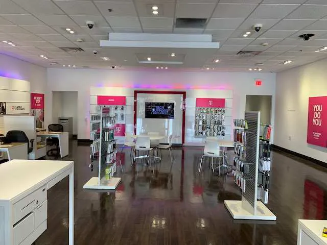 Foto del interior de la tienda T-Mobile en Lindbergh Blvd & Island Ave, Philadelphia, PA