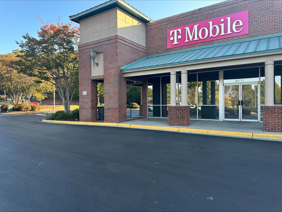 Exterior photo of T-Mobile Store at Whitesburg & Airport, Huntsville, AL