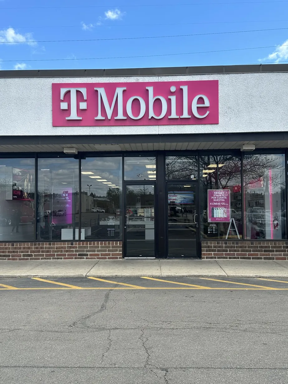  Exterior photo of T-Mobile Store at Cermak & Rockwell, Chicago, IL 