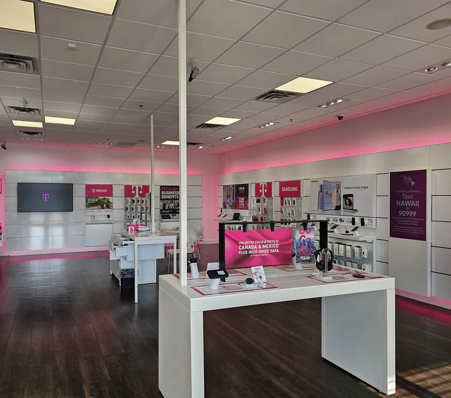 Foto del interior de la tienda T-Mobile en Target Plaza, North Haven, CT