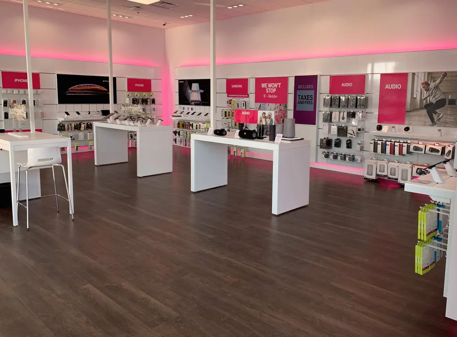 Foto del interior de la tienda T-Mobile en 28th & Beltline, Kentwood, MI