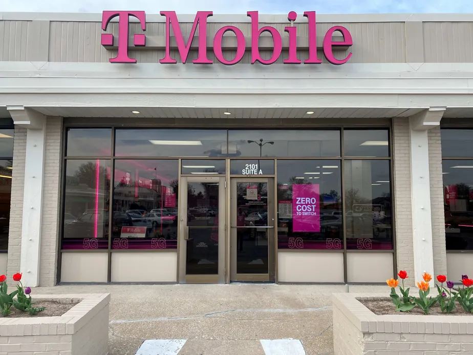 Exterior photo of T-Mobile store at W Broadway & Highland Dr, Columbia, MO