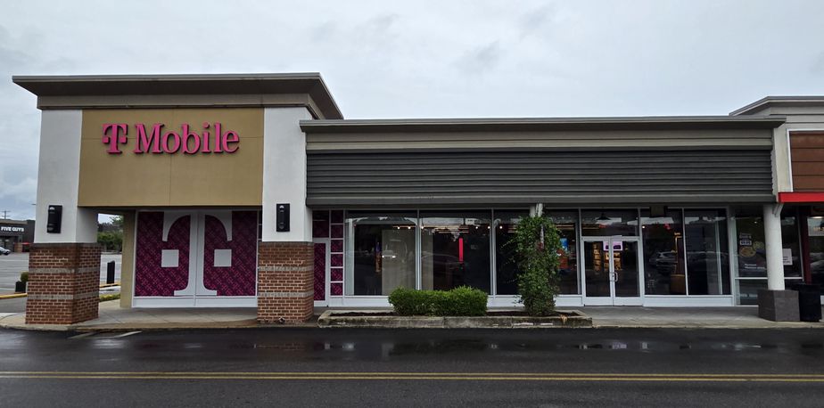  Exterior photo of T-Mobile Store at The Shops at Willow Lawn, Richmond, VA 
