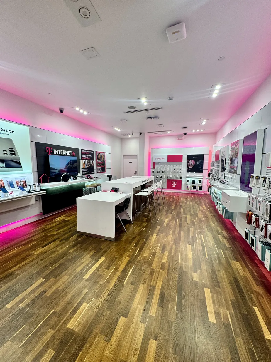 Foto del interior de la tienda T-Mobile en Sunvalley Mall, Concord, CA
