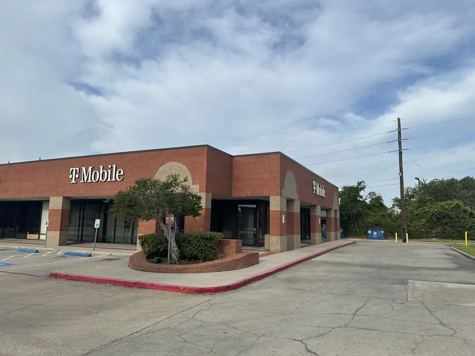 Exterior photo of T-Mobile Store at The Commons at Deerbrook, Humble, TX