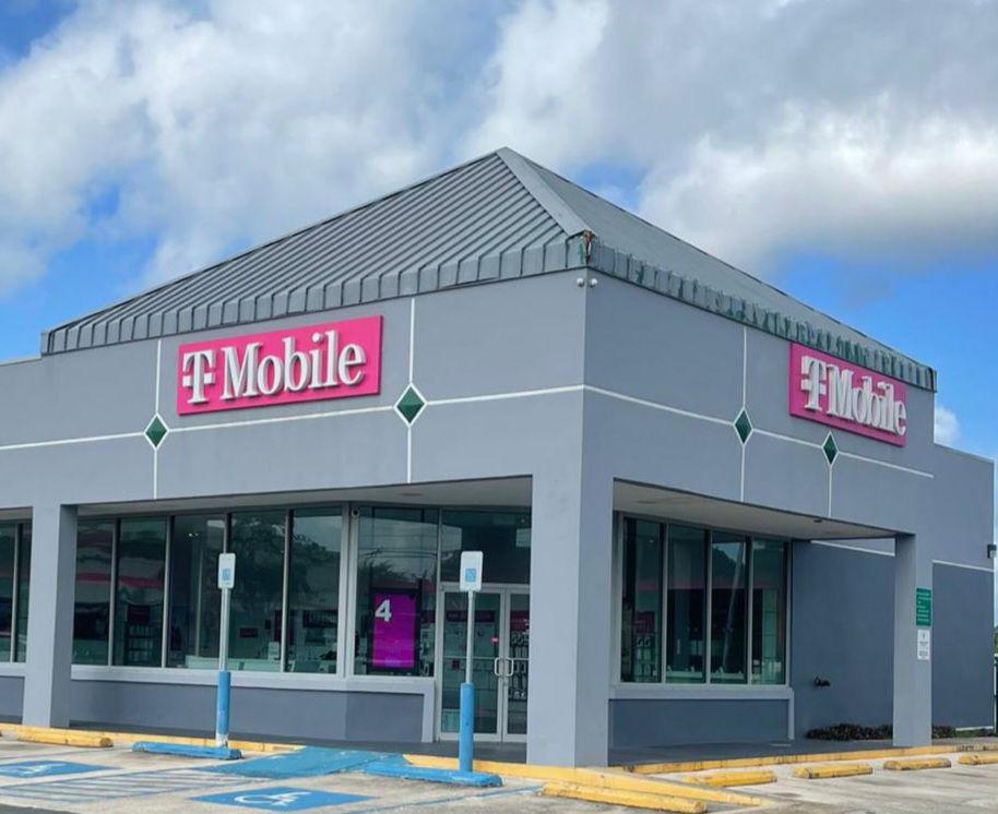 Exterior photo of T-Mobile Store at Plaza Bayamon, Bayamon, PR