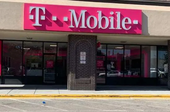 Foto del exterior de la tienda T-Mobile en Ashland Ave & Milwaukee Ave, Chicago, IL