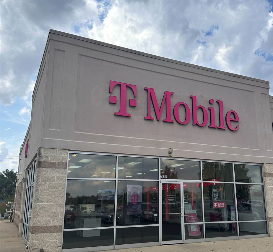 Exterior photo of T-Mobile Store at E Broad St & Waggoner Rd, Reynoldsburg, OH