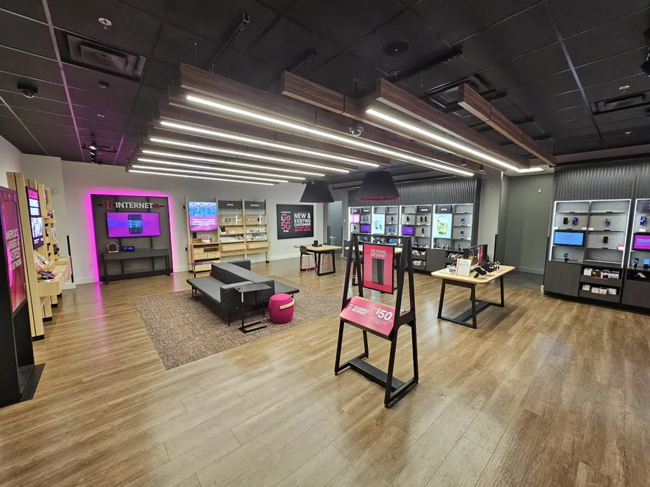 Foto del interior de la tienda T-Mobile en Apple Valley East, Apple Valley, MN