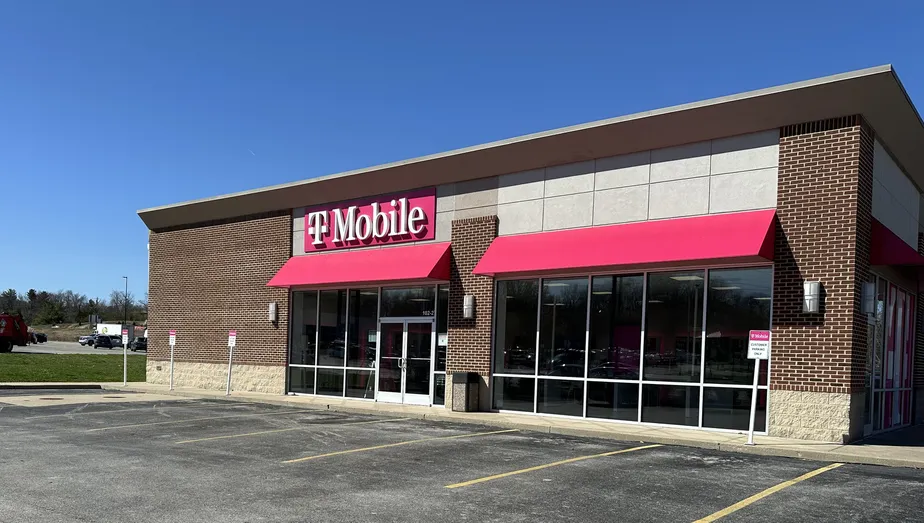  Exterior photo of T-Mobile Store at Jill St & Brenwood St, Berea, KY 