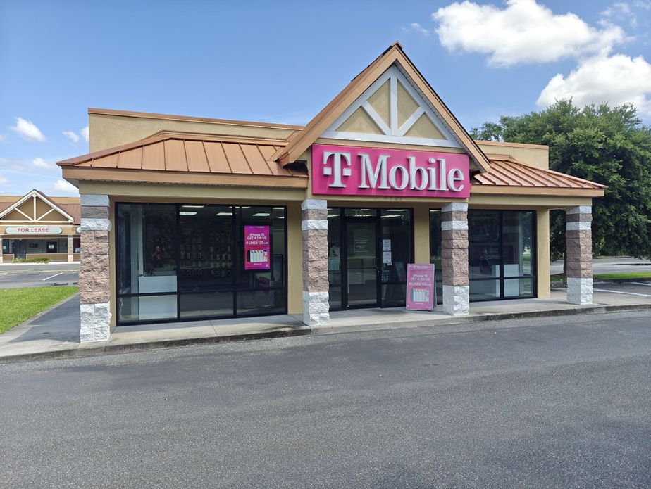 Exterior photo of T-Mobile Store at E Silver Spg Blvd & NE 49th Av, Ocala, FL