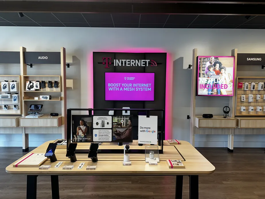  Interior photo of T-Mobile Store at Sawmill Rd & Federated Blvd, Columbus, OH 