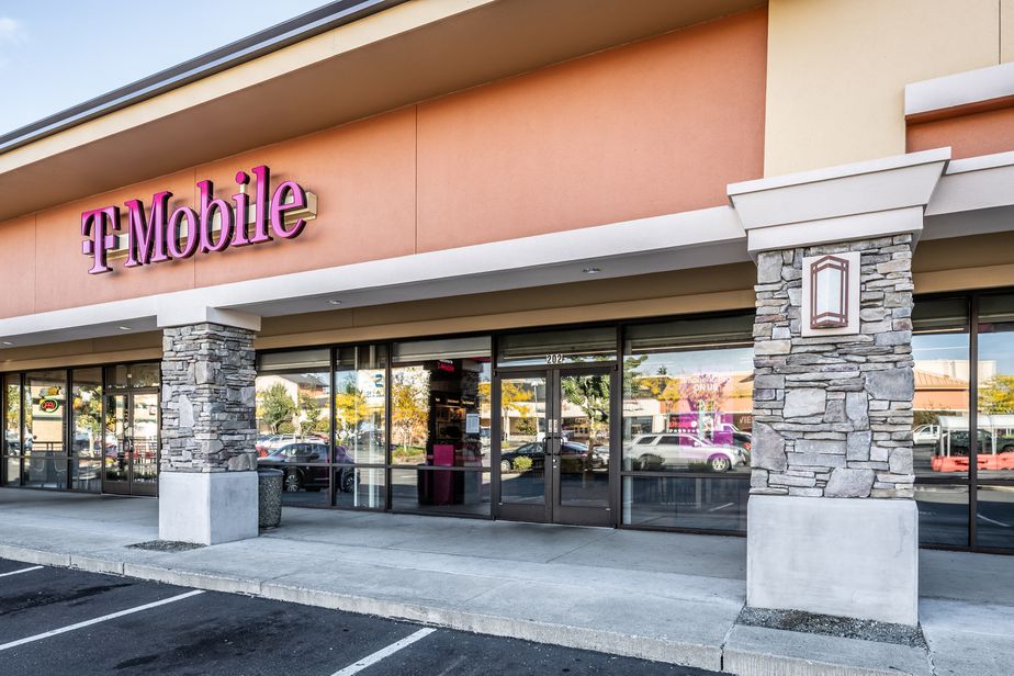 Exterior photo of T-Mobile Store at 324th & Pacific Highway, Federal Way, WA