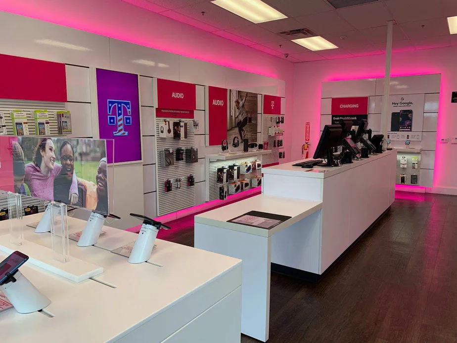 Foto del interior de la tienda T-Mobile en Los Osos Valley Rd & 10th St, Los Osos, CA