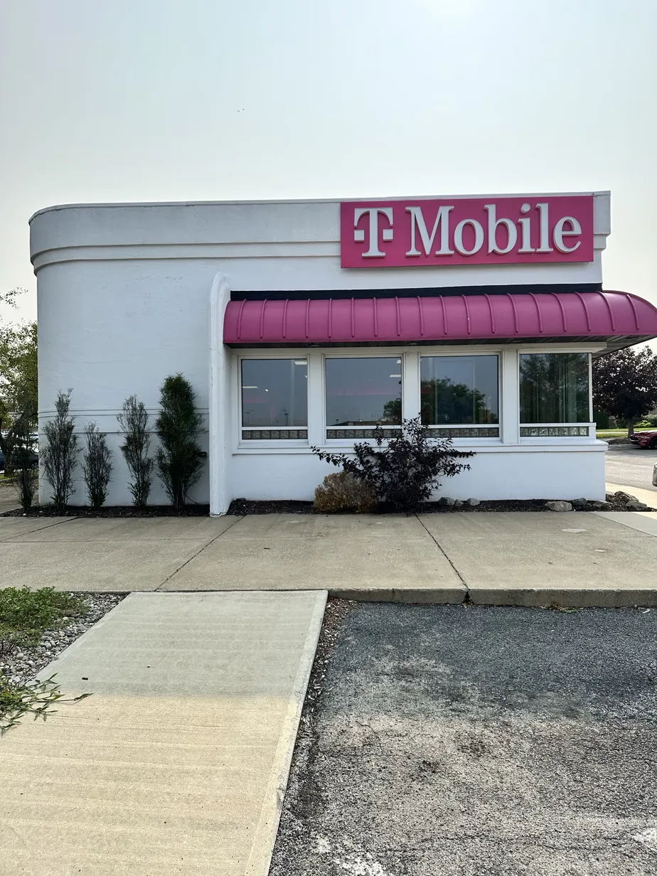 Exterior photo of T-Mobile Store at Great East Plaza, Niles, OH