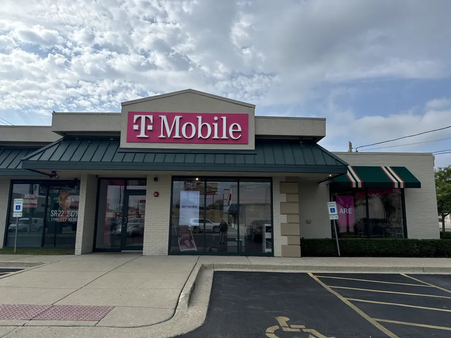  Exterior photo of T-Mobile Store at Harlem & Pershing, Lyons, IL 