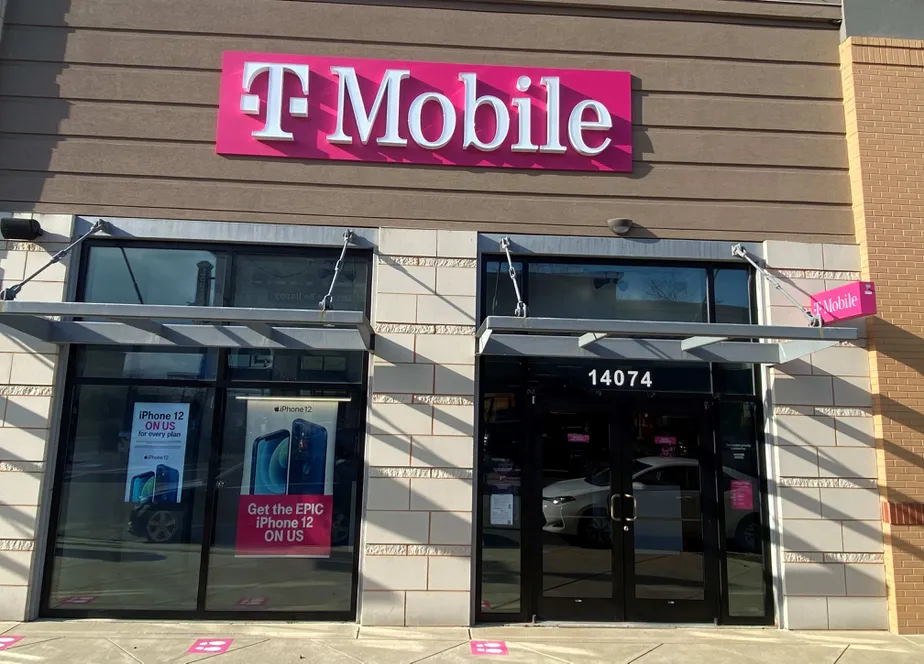 Exterior photo of T-Mobile store at Promenade Commons St & Gateway Promenade Pl, Gainesville, VA