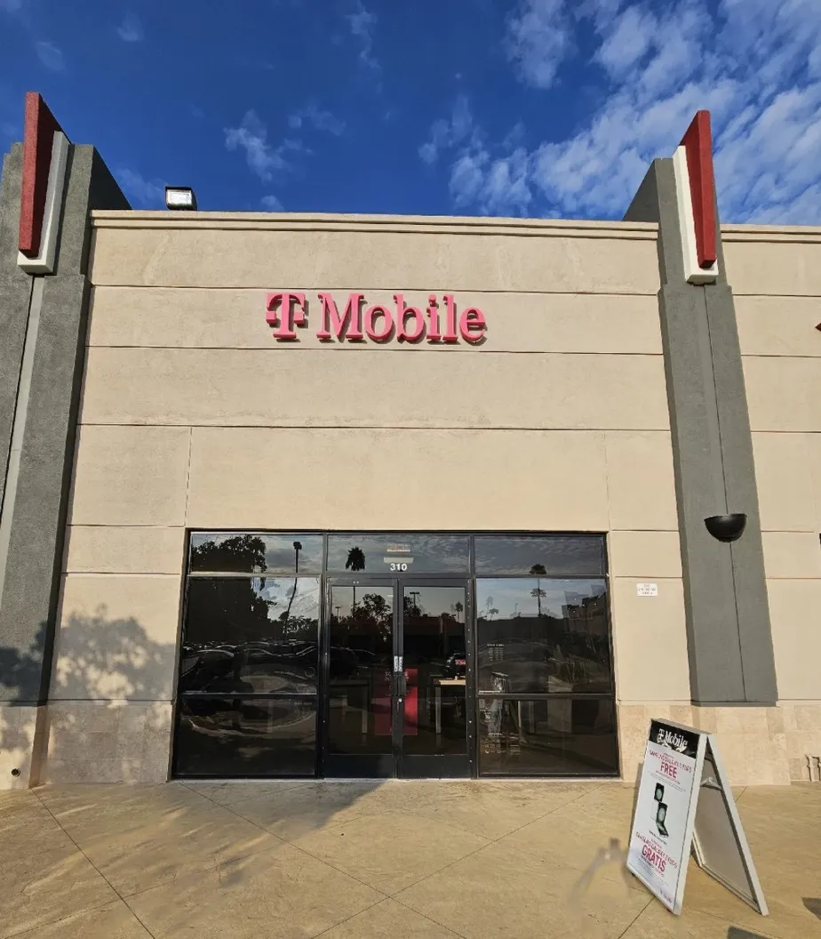  Exterior photo of T-Mobile Store at W Vly Pkwy & N Escondido Blvd, Escondido, CA 