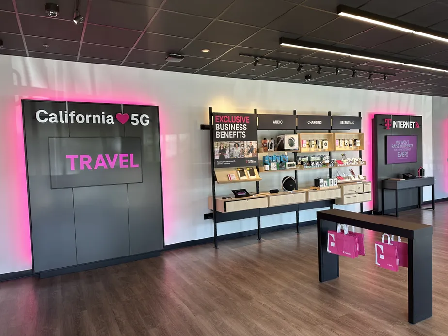 Foto del interior de la tienda T-Mobile en Castro Valley & Lake Chabot, Castro Valley, CA