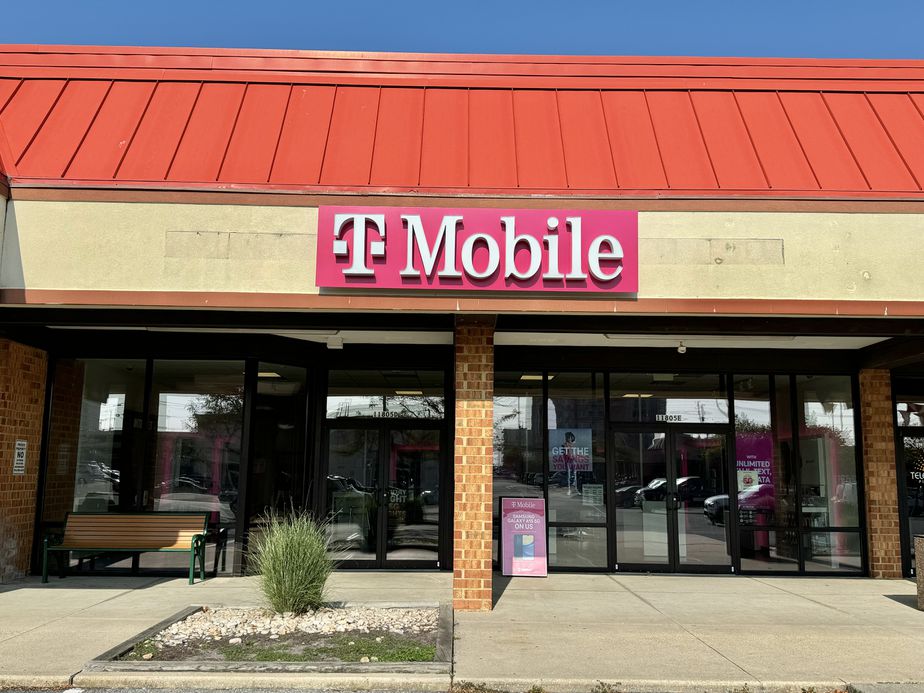 Exterior photo of T-Mobile Store at Coastal Hwy & Edward Taylor Rd, Ocean City, MD