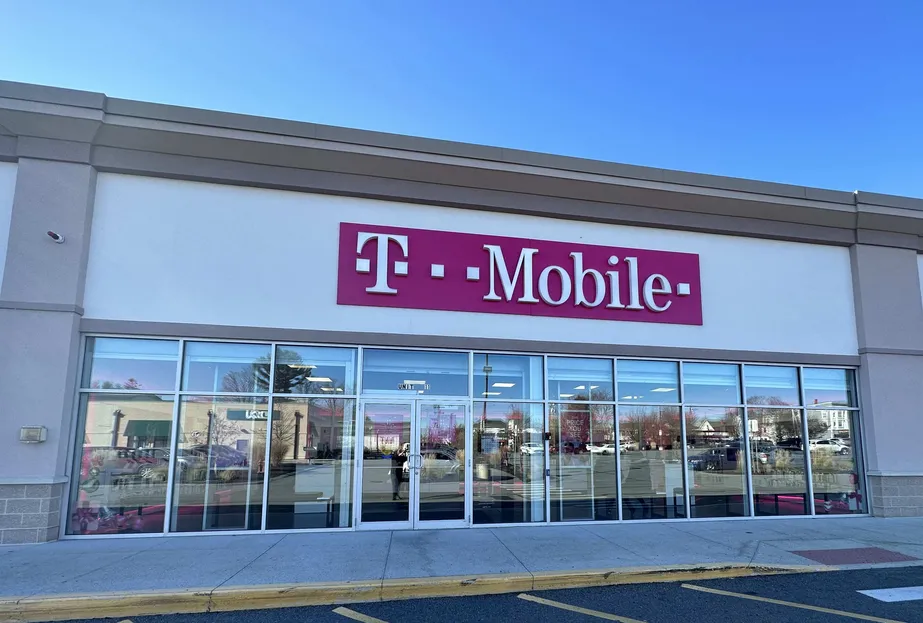 Exterior photo of T-Mobile Store at Broadway Crossing, Methuen, MA