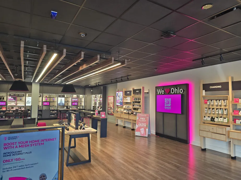  Interior photo of T-Mobile Store at Chagrin Blvd & Green Rd, Beachwood, OH 