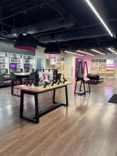 Foto del interior de la tienda T-Mobile en Boylston & Gloucester, Boston, MA