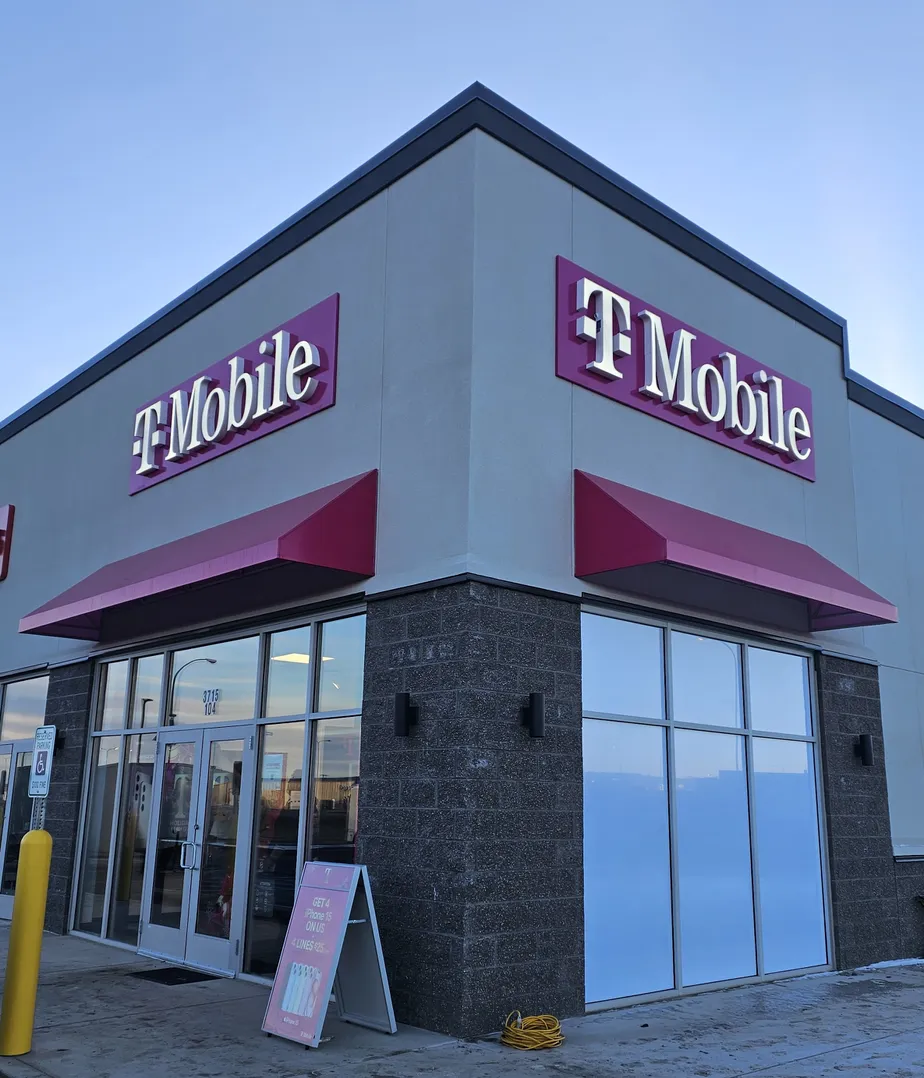Foto del exterior de la tienda T-Mobile en 2nd & 38th, Williston, ND