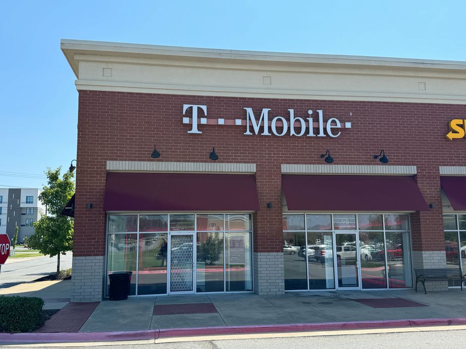 Exterior photo of T-Mobile Store at S Amity Rd & Dave Ward Drive, Conway, AR