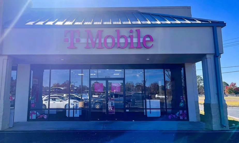  Exterior photo of T-Mobile Store at Mall & North, Alexandria, LA 