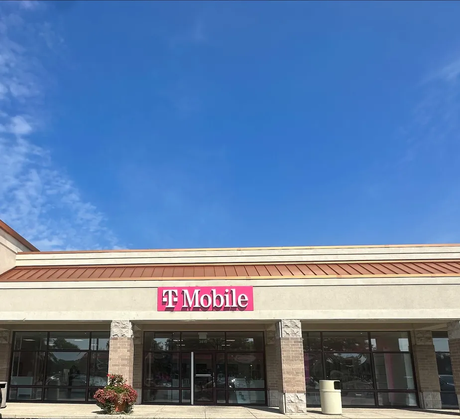  Exterior photo of T-Mobile Store at Lincoln & Devon Ave, Chicago, IL 
