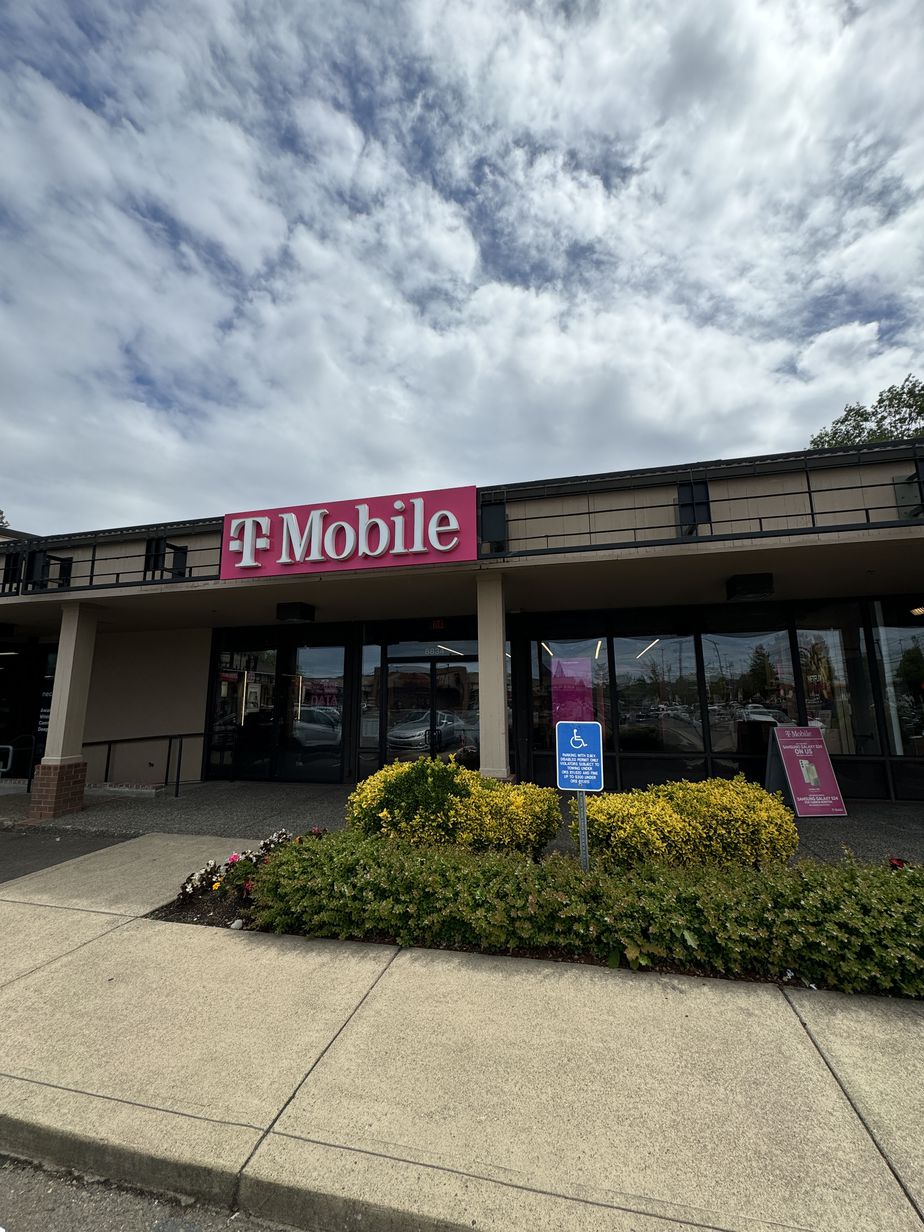 Exterior photo of T-Mobile Store at Progress Square, Tigard, OR