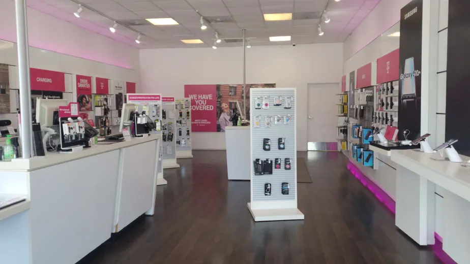  Interior photo of T-Mobile Store at Brainerd Rd & Debra Rd, Chattanooga, TN 