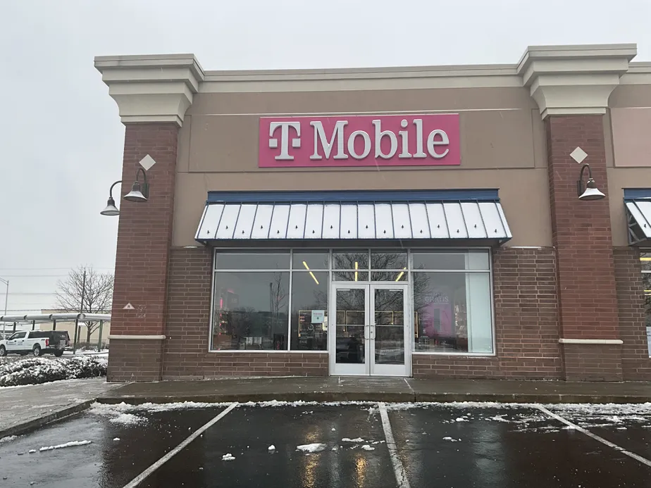 Foto del exterior de la tienda T-Mobile en Route 440 & New Hook Rd, Bayonne, NJ