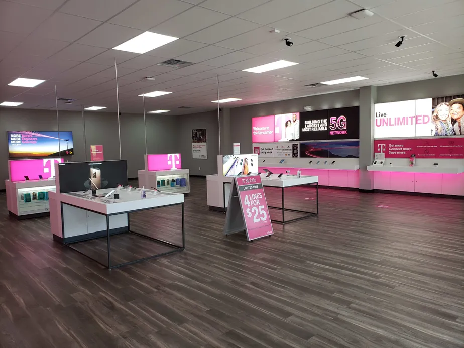 Foto del interior de la tienda T-Mobile en Charlie Haun Dr & Washington Pike, Knoxville, TN