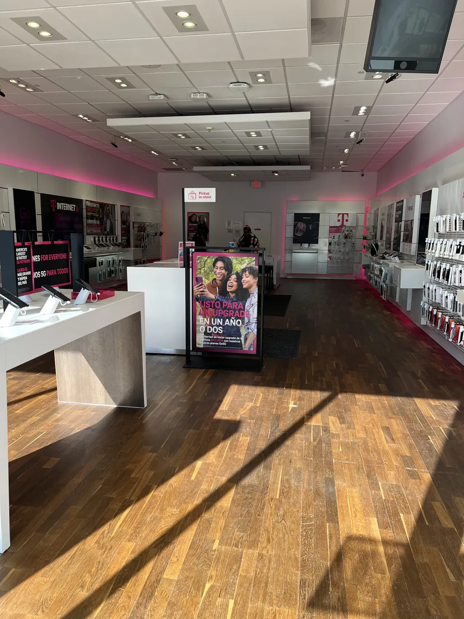 Foto del interior de la tienda T-Mobile en Lake & Harlem, Oak Park, IL