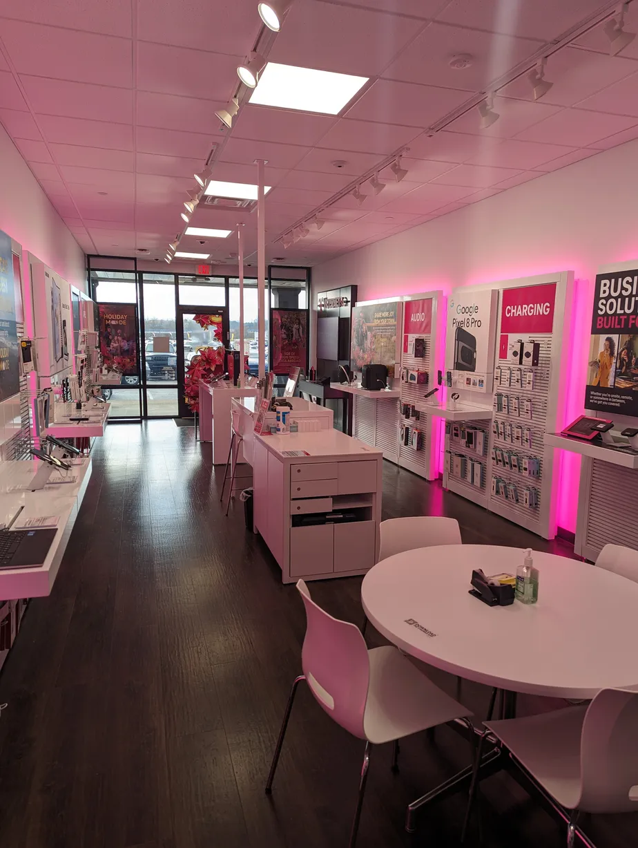 Foto del interior de la tienda T-Mobile en Logan Commons, Logan, OH