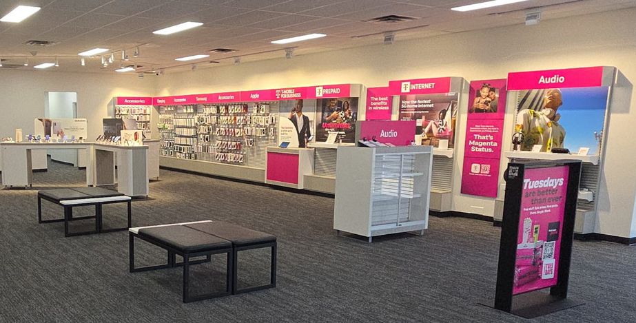 T-Mobile & UScellular S Peter Pan Rd & W Main St - 108 S Peter Pan Rd 