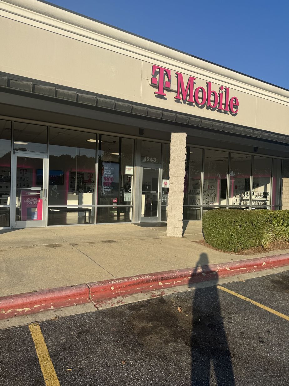 Exterior photo of T-Mobile Store at Cobb Corners Dr & Benvenue Rd, Rocky Mount, NC