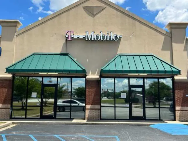Foto del exterior de la tienda T-Mobile en Fairview & Grandview, Simpsonville, SC