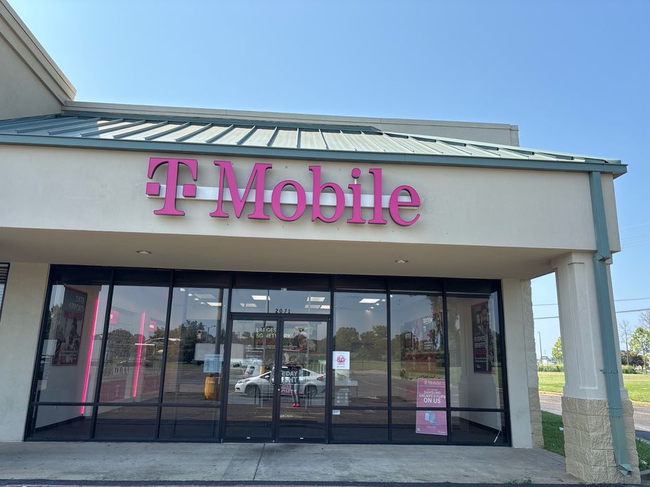 Exterior photo of T-Mobile Store at Mall & North, Alexandria, LA
