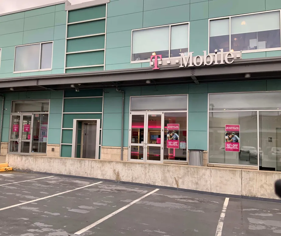 Exterior photo of T-Mobile store at Centre & Highland, Pittsburgh, PA