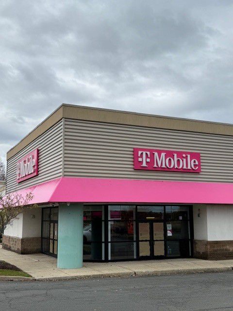  Exterior photo of T-Mobile Store at Berlin Turnpike, Newington, CT 