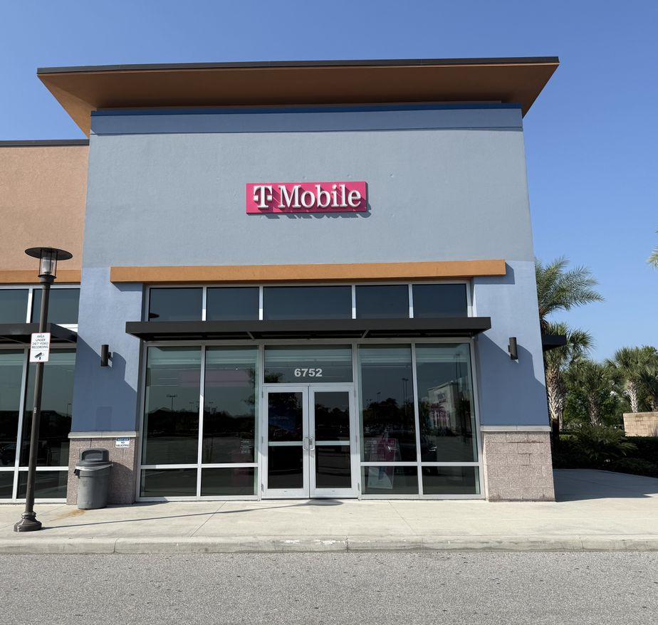 Exterior photo of T-Mobile Store at Lee Vista Promenade, Orlando, FL