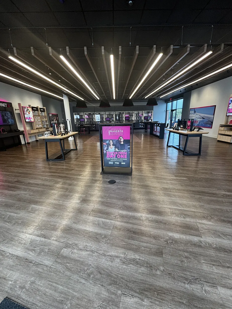 Foto del interior de la tienda T-Mobile en Preston Rd & W Park Blvd, Plano, TX