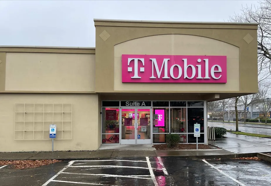 Foto del exterior de la tienda T-Mobile en Sleater Kinney Rd & 6th Ave, Lacey, WA