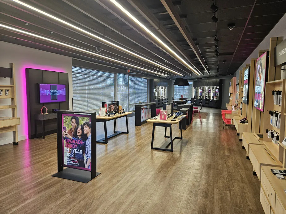  Interior photo of T-Mobile Store at Sandford & Columbus, Mount Vernon, NY 