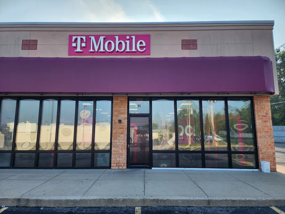 Exterior photo of T-Mobile Store at Frey Ln & Lincoln Hwy, Fairview Heights, IL